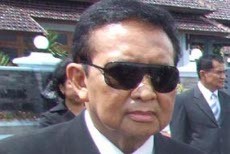 Pak Moer-Poppy The Untold Story, Jawaban Sikap Diam Moerdiono