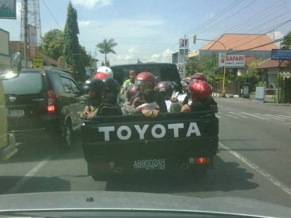 Ramai-ramai Pakai Helm di Atas Mobil Bak