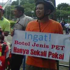 Pengunjung Gelar Aksi Tolak Tas Kresek di KBS