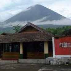 Gempa Vulkanik Gunung Lemongan Membuat Rumah Warga Retak-retak