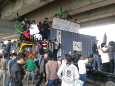 Tolak BBM, Ratusan Massa HMI Makassar Coret Foto SBY