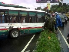 Kijang Vs Bus di Manado, 1 Tewas Belasan Orang Terluka