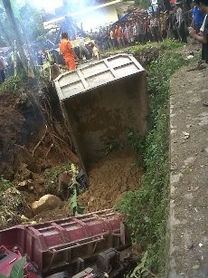 Dua Truk Masuk Sungai di Cirebon, 1 Tewas