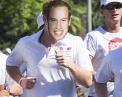 Jogging, Pangeran Harry Pakai Topeng Berwajah William