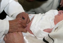 Ritual Sunat dengan Hisap Mulut yang Bikin Nyawa Bayi Melayang