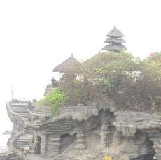 Indahnya Pura Penjaga Laut di Tanah Lot, Bali