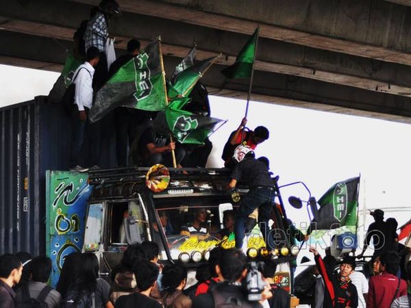 Tolak Kenaikan BBM, Truk Kontainer Disandera