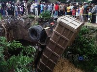 Dua Truk Masuk Sungai, 1 Orang Tewas