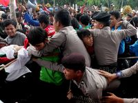 Dipukul Mundur, Massa Gagal Duduki Istana