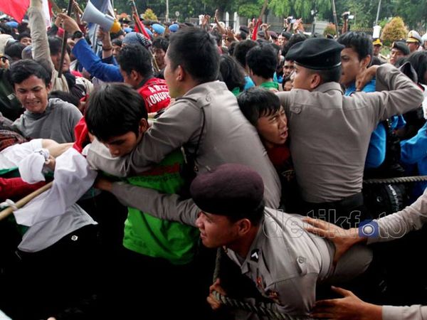 Dipukul Mundur, Massa Gagal Duduki Istana