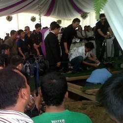 Natalie Margareth Menangis Histeris di Pemakaman Olivia Dewi