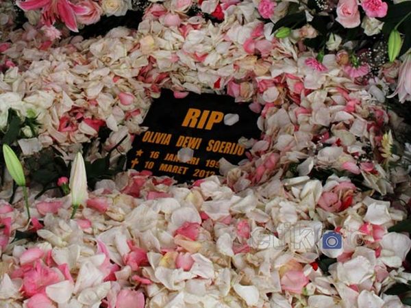 Tangis Pilu di Pemakaman Olivia Dewi