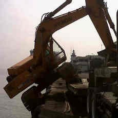 Rantai Roda Putus, Sebuah Backhoe Nyaris Nyemplung ke Laut