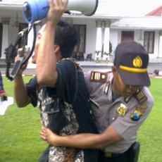 Demo Tolak Kenaikan BBM di Grahadi Ricuh