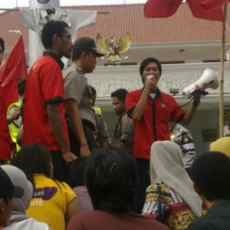Demo Puluhan Mahasiswa Tolak BBM Terobos Gedung Grahadi