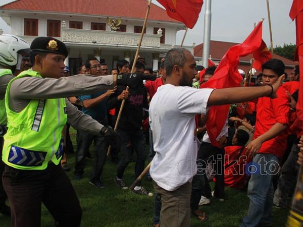 Aksi Tolak Kenaikan BBM Ricuh