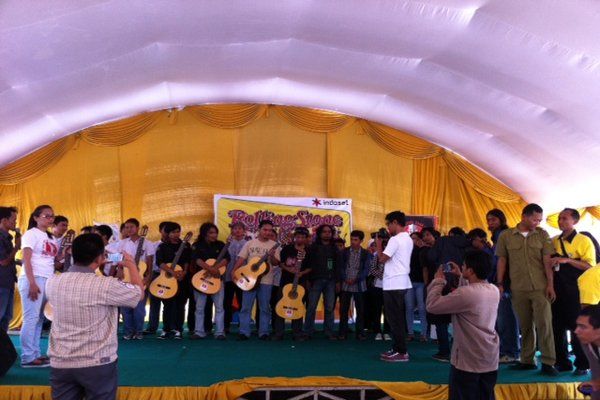 Penyerahan 1000 Gitar Bersama Indosat di Serang, Banten