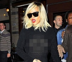 Pakai Baju Transparan, Payudara Rihanna Terekspos