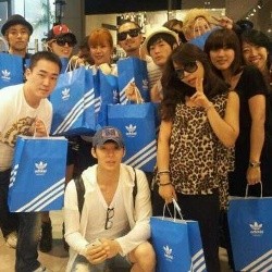 Yoochun JYJ Belikan Sepatu untuk Seluruh Stafnya