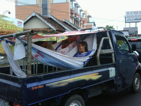 Tidur Ayunan di Atas Mobil