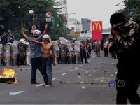 Hujan Gas Air Mata Bubarkan Demo BBM
