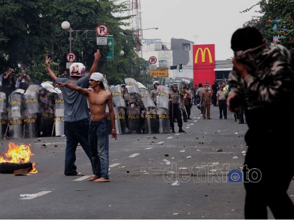 Hujan Gas Air Mata Bubarkan Demo BBM