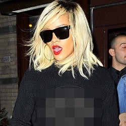 Pakai Baju Menerawang, Rihanna Pamer Payudara