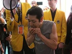 Kobayashi, Juara Dunia Lomba Makan Kembali Pecahkan Rekor