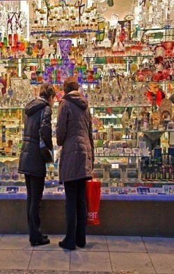 Berjalan-jalan ke Luar Negeri? Jangan Lupa Beli Oleh-Oleh Ini!