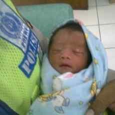 Bayi Laki-laki Ditemukan di Trotoar Komplek Masjid Agung