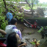 Disapu Angin Kencang, Pagar Tembok Stikosa-PT Hermon Timpa 5 Motor