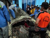 Angin Kencang Robohkan Tembok dan Timpa Motor