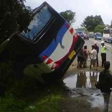 Bus Rombongan Jamaah Asal Pasuruan Terperosok di Semak-semak