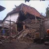 Empat Rumah Ambruk dan Puluhan Pohon Bertumbangan Disapu Angin