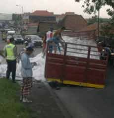 Truk Muat Kalsium Terguling, Porong Macet 5 Km
