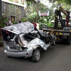 Mobil Tertimpa Truk Galon Diisi 4 Karyawan Dishub Kota Cimahi