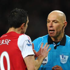 Wenger Bersyukur Van Persie Tak Dikartu Merah