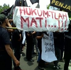 Rusuh, Demo di Depan MA Dibubarkan Paksa Aparat