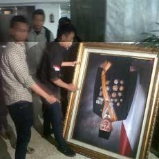  Prang! Bingkai Foto SBY di DPR Dipecahkan Mahasiswa Pemrotes BBM Naik