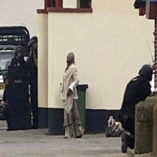 Dicurigai Bawa Bom, Wanita Bercadar Ditahan Polisi Inggris