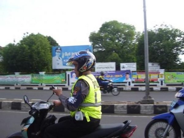 Naik Motor Polisi Main HP