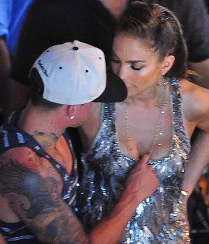 Ups! Dada Jennifer Lopez Diintip Pacar
