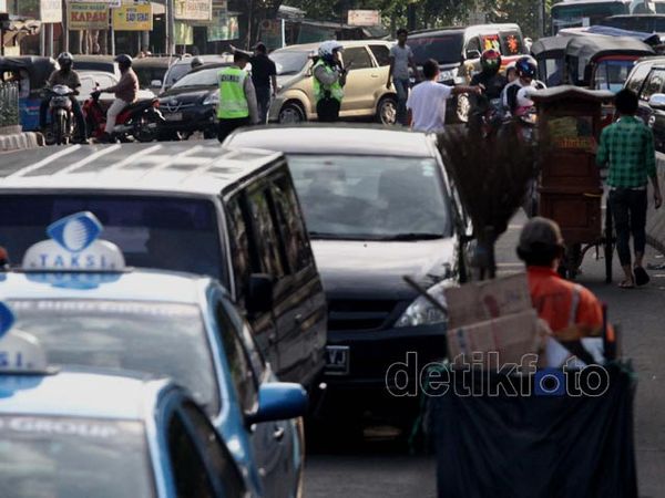 Demo BBM Sempat Blokir Jalan, Diponegoro Macet