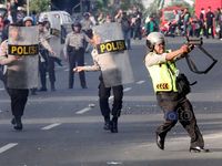 Polisi Umbar Gas Air Mata Bubarkan Demo BBM