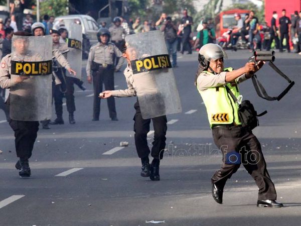 Polisi Umbar Gas Air Mata Bubarkan Demo BBM