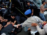 Demo di MA, Pendukung Bupati Eep Kocar-kacir