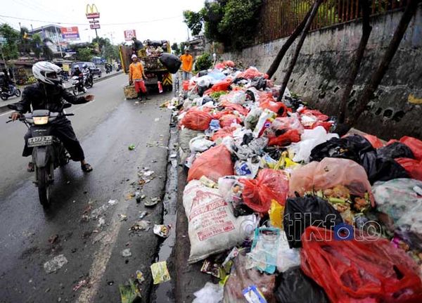 Malas Membuang, Sampah Berceceran