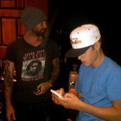 Rampungkan Album, Justin Bieber Ajak Adam Levine 