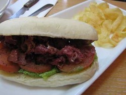 Ngemil Sandwich Beef BLT di Jantung Jakarta