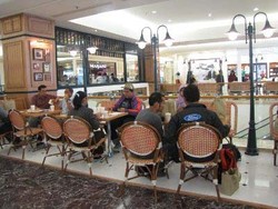 Ngopi Sambil Nikmati Nuansa Jalanan Kota Paris